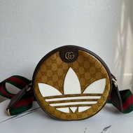 Gucci 愛迪達 聯名款斜背包圓餅