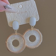 Phong Cách Bohemian Hollow Bông tai tròn màu trắng cho phụ nữ 2025 New cao cấp Bông tai