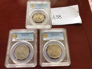 1976 1978 1976年 香港政府發行 伊利沙伯二世 皇冠像，香港二元，香港貳圓，香港伍圓 x2。香港 5元兩個，香港 2元，一共 3個，3個品相都非常良好，香港 多邊方角 五元 有原轉光，圖案