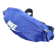 耐吉復古斜挎包/腰包，帶有大號 Swoosh 標誌，藍色。