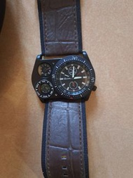 模擬軍用，行山手錶，有指南針及温度