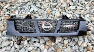 กระจังหน้า  nissan Frontier nismo สีดำเงา นิสสัน ฟรอนเทีย 2001- 2005  พร้อมโลโก้ Nismo (ไม่รวมโลโก้N