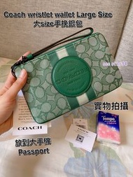 ‼️大size‼️✅最後一個  🍀Coach Dempsey Large Corner Zip Wristlet in Green Signature Jacquard and Refined Pebble Leather with Stripe - Green color  大size 手挽包/銀包 /拉鏈銀包 / 散子包 /小手抽/手挽袋 🍀綠色呀🍀鍾意綠色嘅朋友‼️大size‼️大size‼️可以放到大手機，passport, 利是封乜都得！去旅行用就啱晒啦🥰