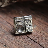 復古的兩個手指銀色收音機