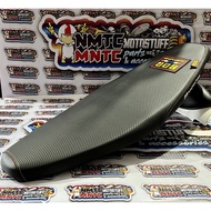 JRP FLAT SEAT MIO SOULTY/ MIO SOUL 115  DRY CARBON RUBBERIZE LOGO