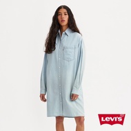 Levis 女款 長版寬鬆落肩牛仔襯衫洋裝 / 打摺寬袖 / 精工淺藍水洗 / 寒麻纖維 熱賣單品