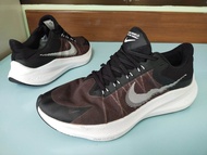 รองเท้าวิ่ง nike zoom winflo size 43 ความยาว 27.5 cm เป็นรองเท้าวิ่งสำหรับผู้ชาย ตัวรองเท้าผลิตจากวั