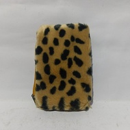 dompet bulu motif leopard