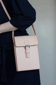 手工手縫原色植鞣真皮經典翻蓋背包手機包