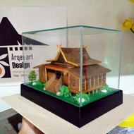 Miniatur Rumah Adat Kepulauan Riau ( kemasan akrilik )