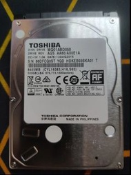 零件 描述 出售Toshiba MQ01ABD050 500GB硬碟。此為2.5吋SATA介面硬碟，適用於筆記型電腦升級或作為替換零件。品牌為Toshiba，無任何保固。  物品狀況為一般使用痕跡，屬