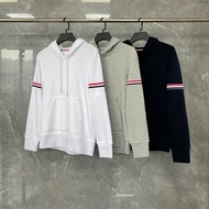 [สินค้าขายดี] เสื้อแจ็กเก็ตกันหนาว มีฮู้ด ลาย Tom Brown thom browne สีแดง สีขาว สีฟ้า แฟชั่นฤดูใบไม้