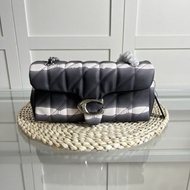 Coach Pillow Tabby 26 手袋