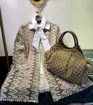 【NA She.歐美精品進口服飾名品】GUCCI 灰綠色Sukey系列經典雙GG LOGO吊飾緹花帆布抓皺小款小牛皮革提把飾邊手提包 雙肩背包 托特包 褶皺包 購物包 媽媽包 Sukey Medium