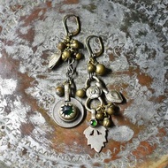 古錢幣與多彩舊阿富汗金屬、民族鈴鐺的不對稱耳環