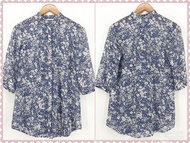 日本帶回 日本品牌 UNIQLO 優衣庫 森女日系 設計款 超美 復古風 藍底 滿版白花漾 層次壓摺 七分袖 開釦 細緻雪紡上衣 襯衫外套 0725    #鼠錢囉