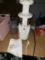 二手新淨企理少用:   貴夫人 Ladyship蔬果精華萃取慢磨機( 慢磨榨汁機) 一部出售~ 有原裝說明書~ 刷子~ 同埋所有配件~ 詳細情況請自己睇相~ 冇穿冇爛包正常可以用~ 有少少使用痕跡~ 