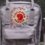 愛麗絲夢遊仙境Kanken Sling2.5公升薰衣草紫單肩斜背包-手工刺繡