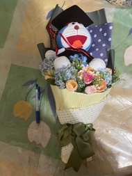 多啦a夢叮噹畢業公仔花