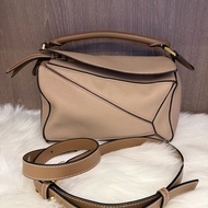 98新 Loewe puzzle小號沙色幾何包，尺寸：24*16cm，包口有1處小裂  但不影響美觀