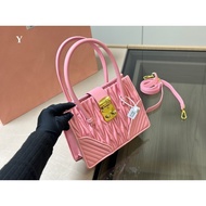 Miu Miu Matching Box

Size: 217cm
Conquered by miumiu
Miuiu tote tote