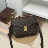 🏷️LV 路易威登．Pochette Métis 老花郵差包 M44875 芯片款