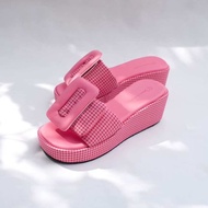 มาใหม่ รุ่น Cotton Waffle  รองเท้าส้นตึกหัวเข็มขัด Judii Les Shu