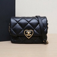 CHANEL 23S愛心琺瑯雙C方胖子黑色羊皮晶片開琺瑯扣肩背包