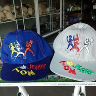 The baseball cap embroidered with 5 superhero brothers