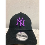 New Era 9Forty NY Yankees Purple Logo Black Cap