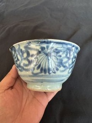清代中期纏枝菊花青花碗古瓷器收藏品。完整保老，直徑14.2厘米，高8厘米，青花發