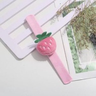 卡通公仔手環 兒童啪啪圈 毛絨情侶飾品 節日禮物 婚慶小禮品- 粉草莓 均碼