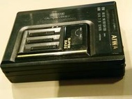 早期日本愛Aiwa卡式錄音帶隨身聽 (有播放卡帶&amp;錄音功能/收音機（故障品不附電池與其它任何配件