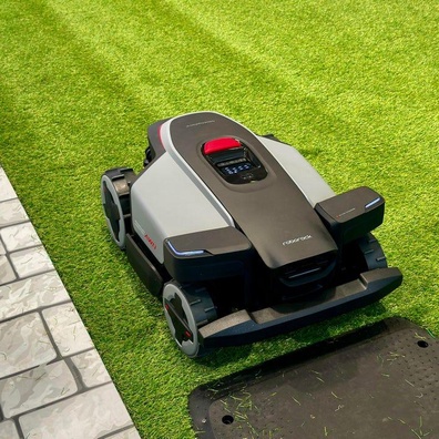 Roborock Gia Nhập Thị Trường Chăm Sóc Bãi Cỏ Với Ba Máy Cắt Cỏ Robot Mới Tại IFA 2025