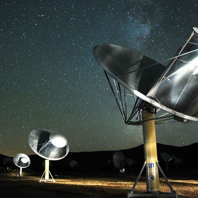 Respons Pertama Umat Manusia Terhadap Makhluk Asing: Bersembunyi, Mendengar, atau Menghantar Meme?