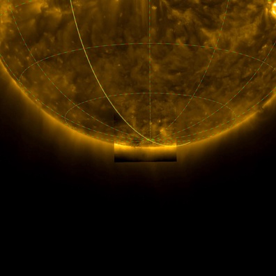 Pandangan Kutub Pertama Solar Orbiter Mengungkap Medan Magnet yang Kacau dan Heksagon yang Hilang