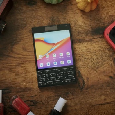 Unihertz Titan 2 Mang Bàn Phím QWERTY Vật Lý Đến Android Hiện Đại với 5G và Màn Hình Kép