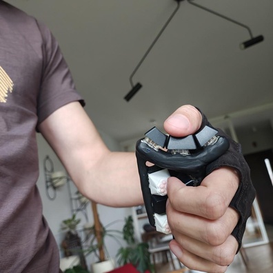 Keyer Satu Tangan DIY Picu Kebangkitan Komputasi Wearable