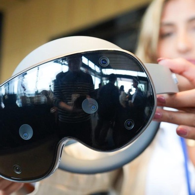 Samsung Ra Mắt Tai Nghe Galaxy XR Với Giá 1.799 USD, Thách Thức Apple Vision Pro Với Nền Tảng Android XR và AI