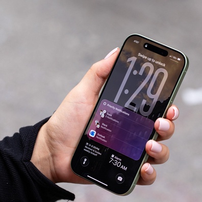 Apple เปิดตัว iOS 26.2: Liquid Glass, AirDrop Codes และการแจ้งเตือนความปลอดภัยขั้นสูง เป็นจุดเด่นของอัปเดตครั้งใหญ่