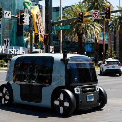 Zoox của Amazon ra mắt dịch vụ robotaxi công cộng đầu tiên tại Las Vegas với xe tùy chỉnh không có vô lăng