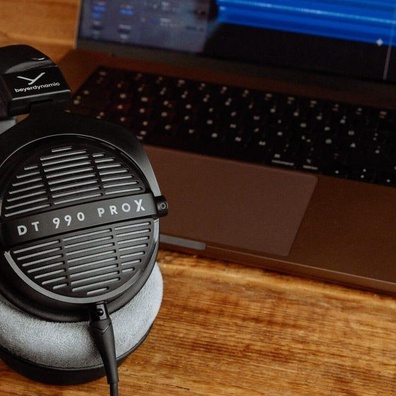 Beyerdynamic Launches DT 990 PRO X Studio Headphones with Enhanced Portability and 48Ω Impedance