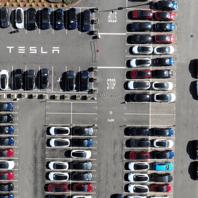 Fitur " Actually Smart Summon " Tesla Diselidiki Federal Setelah Banyak Laporan Kecelakaan