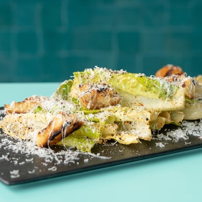 Caesar Salad Mencetuskan Perdebatan Sengit Mengenai Keaslian dan Kaedah Penyediaan