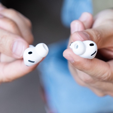 Apple 相機版 AirPods 進入最終測試階段，上市時間與 Siri 升級連動