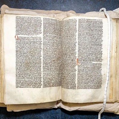 Bagaimana Kesilapan Taip Zaman Pertengahan Mungkin Menulis Semula Sejarah Kesusasteraan