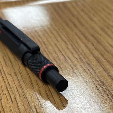 ปากกา Uni Jetstream ท้าทายเครื่องเขียนระดับพรีเมียมในการสนทนาของชุมชน