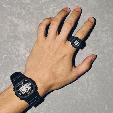 G-Shock Nano DWN-5600 của Casio tích hợp đầy đủ tính năng đồng hồ vào hình dạng nhẫn đeo tay