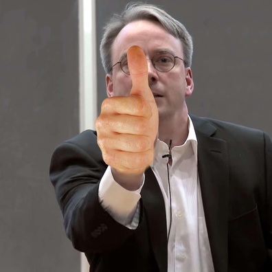 Bill Gates dan Linus Torvalds Bertemu Langsung untuk Pertama Kalinya Setelah Puluhan Tahun Persaingan Microsoft-Linux