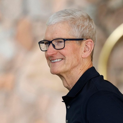 CEO Apple Tim Cook đối mặt áp lực gia tăng khi công nghệ eSIM tăng tốc tại Trung Quốc